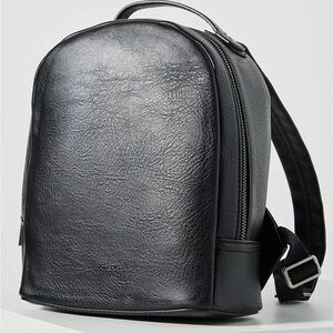Matt & Nat “Olly” small Backpack- black Vegan leather